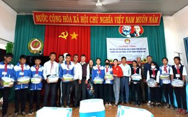 Lâm Đồng: Trao 1.000 cuốn vở tặng học sinh vượt khó, hiếu học