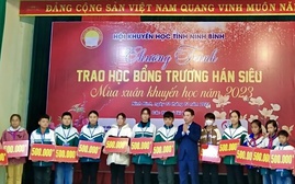 Ninh Bình: Trao học bổng Trương Hán Siêu - Mùa xuân khuyến học năm 2023