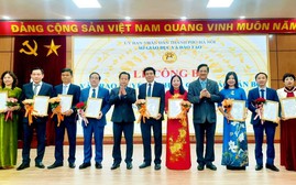 Sở Giáo dục và Đào tạo Hà Nội trao quyết định bổ nhiệm nhiều hiệu trưởng, cán bộ