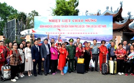 Đoàn du khách Trung Quốc đầu tiên qua cửa khẩu quốc tế Lào Cai sau hơn 3 năm gián đoạn vì COVID-19