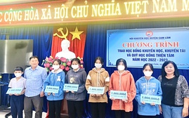 Khánh Hòa: Trao học bổng tặng học sinh hoàn cảnh đặc biệt khó khăn, con em Hội Người mù Cam Lâm