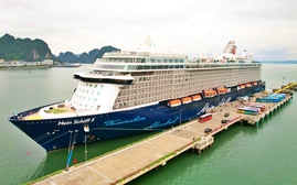 Quảng Ninh: Tàu biển cao cấp Mein Schiff 5 đưa hơn 2.000 khách đến Hạ Long