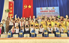 Hội Khuyến học tỉnh Lâm Đồng trao máy lọc nước tặng một số trường học khó khăn