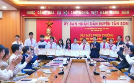 Phú Thọ: Trao thưởng 14 học sinh giỏi lớp 9 của huyện Tân Sơn đạt giải cấp tỉnh