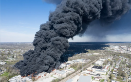 Mỹ: Xảy ra vụ cháy lớn tại một khu nhà xưởng làm nghìn người phải sơ tán