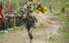Quân đội phô diễn kỹ năng vượt địa hình có chướng ngại vật