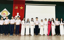 Hội Khuyến học tỉnh Thừa Thiên Huế trao thưởng cho học sinh đoạt giải học sinh giỏi quốc gia