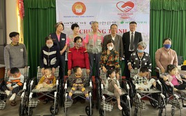 Lâm Đồng: Tặng 50 xe lăn cho học sinh và người khuyết tật
