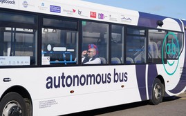 Nước Anh khởi động dịch vụ xe buýt tự lái đầu tiên trên thế giới