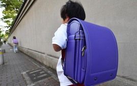 Học sinh Nhật Bản cõng cặp sách nặng 10kg tới trường