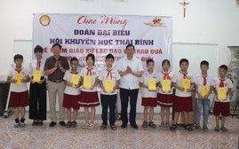 Hội Khuyến học tỉnh Thái Bình tặng quà học sinh giáo xứ Lạc Đạo vượt khó, hiếu học
