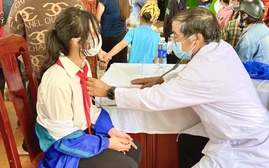 Lâm Đồng: Khám bệnh, phát thuốc, trao quà và học bổng tặng học sinh, phụ huynh
