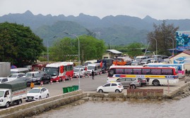 Hải Phòng: Bến phà quá tải, du khách lo khó rời đảo Cát Bà trong ngày