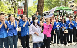 Sĩ tử rạng rỡ, phụ huynh "thở phào" kết thúc ngày thi đầu tiên kỳ thi tốt nghiệp trung bong da truc tiep ngoai hang anh phổ thông 2023