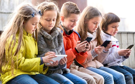 Ireland - Nơi người lớn cấm học sinh tiểu học dùng điện thoại thông minh