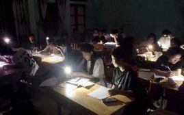 Mất điện, học trò xứ Nghệ ôn thi dưới ánh sáng đèn pin và điện thoại