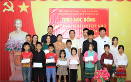 Hội Khuyến học tỉnh Hà Giang trao học bổng tặng 80 học sinh vượt khó, hiếu học nhân dịp năm học mới