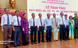 Phó Chủ tịch Trung ương Hội Khuyến học Việt Nam Phạm Thị Hòe nhận Huy hiệu 45 năm tuổi Đảng
