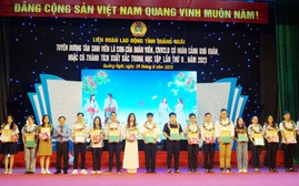 Trao 350 suất quà khen thưởng tân sinh viên là con của công nhân, người lao động tại tỉnh Quảng Ngãi