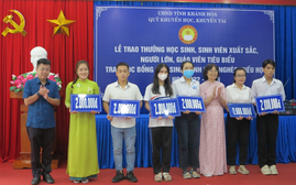 Khánh Hòa: Hơn 1 tỉ đồng học bổng và phần thưởng tặng học sinh và giáo viên nhân dịp đầu năm học