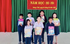 Hội Khuyến học tỉnh Lâm Đồng trao sách giáo khoa và học bổng tặng học sinh nhân dịp năm học mới