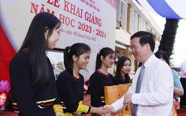 Chủ tịch nước Võ Văn Thưởng trao quà ủng hộ Quỹ khuyến học Trường Phổ thông dân tộc nội trú tỉnh Gia Lai