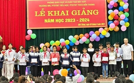 Lào Cai: Hỗ trợ học bổng cho 60 em học sinh có hoàn cảnh khó khăn xã vùng cao Dền Thàng vào năm học mới