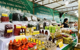 Phố đi bộ Hồ Hoàn Kiếm "khác lạ" với nhiều gian hàng nông sản