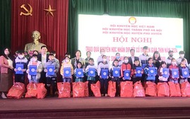 Trao quà khuyến học tặng 28 học sinh vượt khó, học giỏi tại Phú Xuyên, Hà Nội