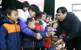 Lai Châu: Một hộ kinh doanh nhỏ tặng 500 chiếc bánh chưng cho trẻ em mồ côi và người nghèo đón Tết