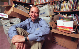 Tỷ phú Amazon Jeff Bezos gây sốt vì vẫn dùng chiếc bàn cũ kỹ tự chế 30 năm