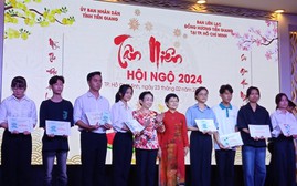 Trao 30 suất học bổng tặng sinh viên Tiền Giang đang học tập tại Thành phố Hồ Chí Minh