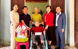 Báo Nhân Dân chúc tết, tặng quà Mẹ Việt Nam Anh hùng tại Lào Cai