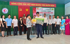 Hội Khuyến học Đồng Tháp trao học bổng Gương sáng hiếu học tặng sinh viên Lê Nguyên Khang