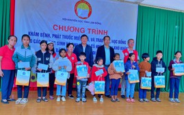 Hội Khuyến học tỉnh Lâm Đồng phối hợp với các đơn vị tổ chức khám chữa bệnh, trao quà cho gia đình khó khăn