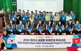 Hội Khuyến học Lâm Đồng cùng nhà tài trợ trao 10 xe lăn phục vụ bệnh nhân