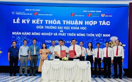 Agribank trao học bổng và sẽ hỗ trợ đào tạo tại Đại học Khoa học - Đại học Huế