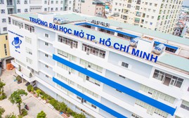 Trường đại học trao hơn 300 suất học bổng cho sinh viên bị ảnh hưởng bởi bão lũ