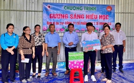 Sinh viên Nguyễn Văn Quy (Đồng Tháp) nhận học bổng Gương sáng hiếu học