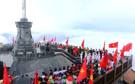 Lễ thượng cờ và tặng quà khuyến học trên đỉnh Fansipan