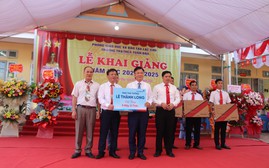 Phó Thủ tướng Lê Thành Long tặng máy tính, xe đạp cho học sinh Hoà Bình nhân dịp khai giảng