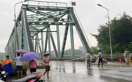 Nước sông Hồng lên cao, Lào Cai cấm lưu thông qua cầu Yên Bái để bảo đảm an toàn