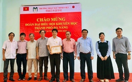 Trao kỷ niệm chương vì sự nghiệp khuyến học và hợp tác du học Nhật Bản cho Trường Nhật ngữ Minh Việt