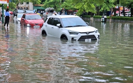 Mưa lớn cùng với triều cường, nhiều tuyến phố ở Hải Phòng chìm trong biển nước