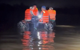 3 bố con "biến mất" - để lại 1 xe máy và 2 cặp học sinh trên cầu sông Lam