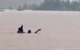 Cháu bé 8 tuổi tại Quảng Ninh bị lũ cuốn trôi may mắn được cứu sống