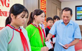 Hội Khuyến học Lào Cai trao học bổng cho học sinh vượt khó, hiếu học tại Mường Khương