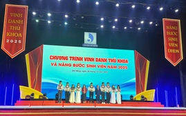 Đại học Đà Nẵng vinh danh thủ khoa và nâng bước sinh viên
