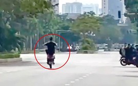 Con đi xe máy bốc đầu - phạt bố “giao xe cho người không đủ điều kiện điều khiển phương tiện tham gia giao thông”