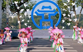 Chiêm ngưỡng sự đa dạng rực rỡ của các quốc gia trong Lễ hội Văn hóa Thế giới tại Hà Nội